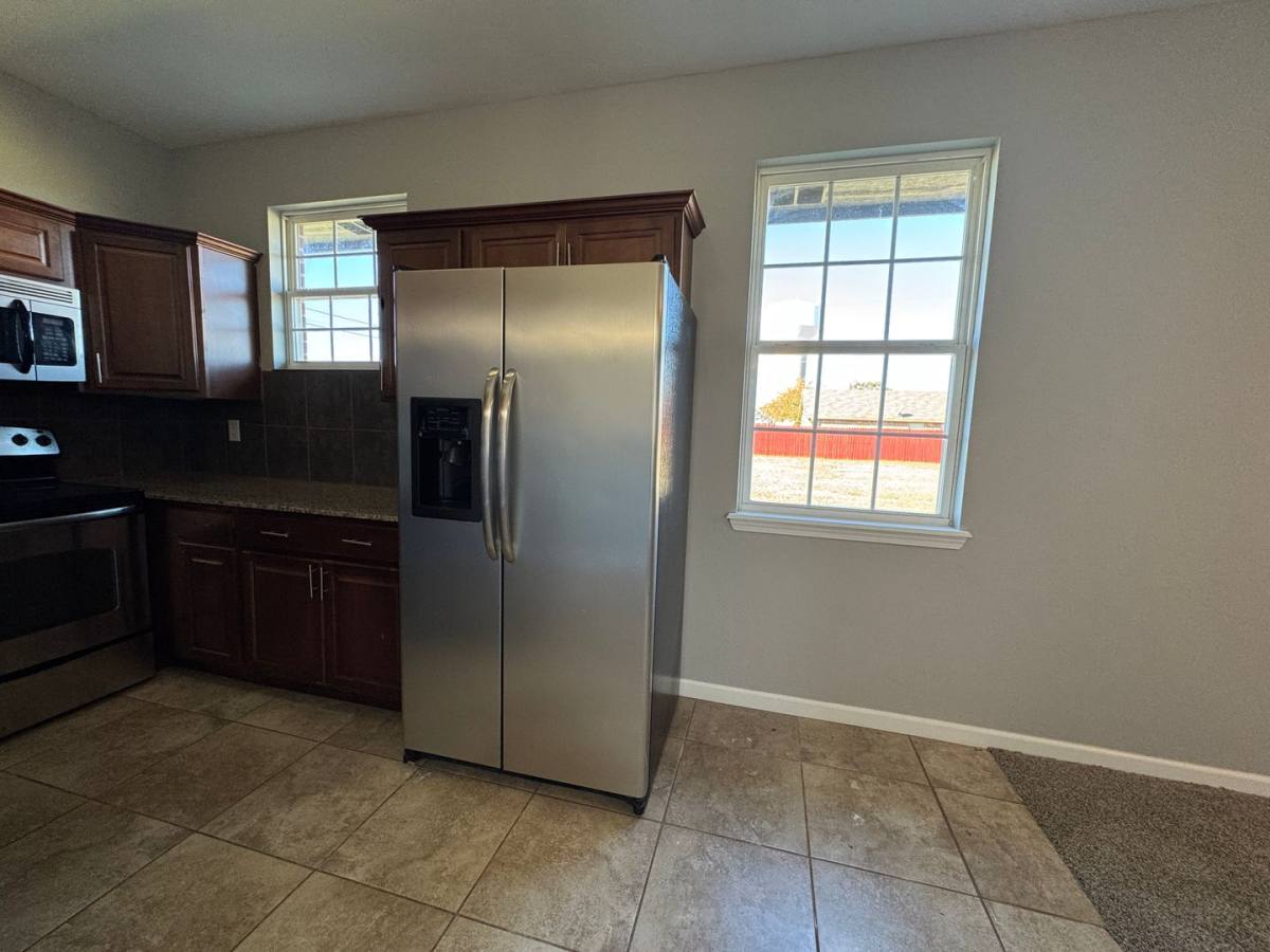 302 6th St, Elgin, OK 73538 - Apartment for Rent - Image 5