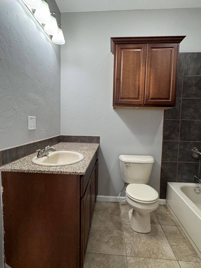 302 6th St, Elgin, OK 73538 - Apartment for Rent - Image 7