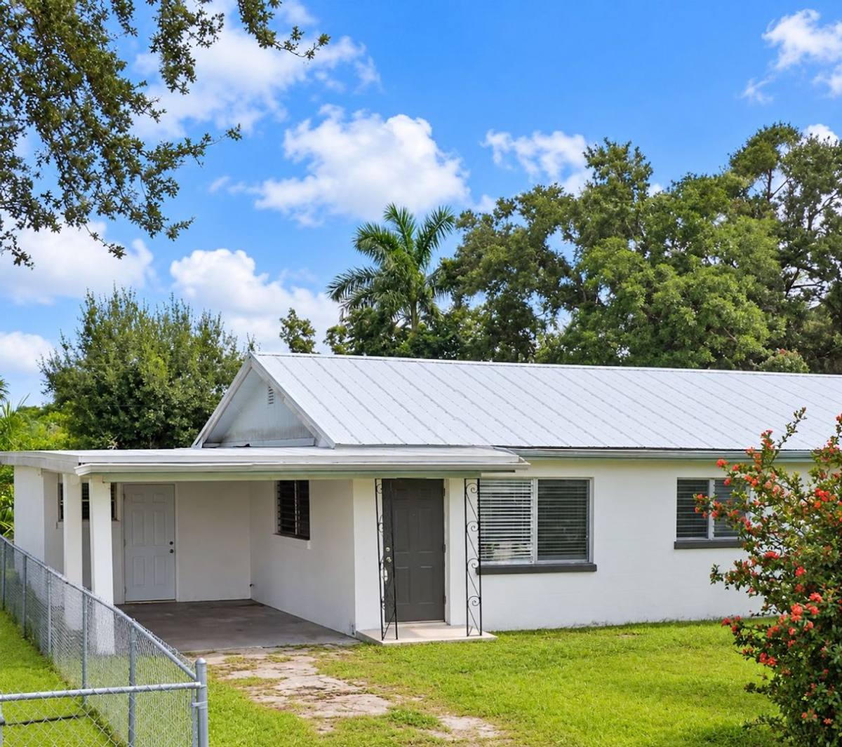 Apartment for rent at 579 581 Wood Ave, Fort Myers, FL 33913