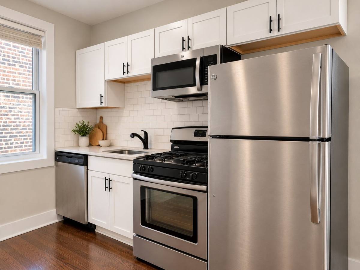 Apartment for rent at Clark North Shore, 6657 N Clark St 1633-41 W Shore, Chicago, IL 60626