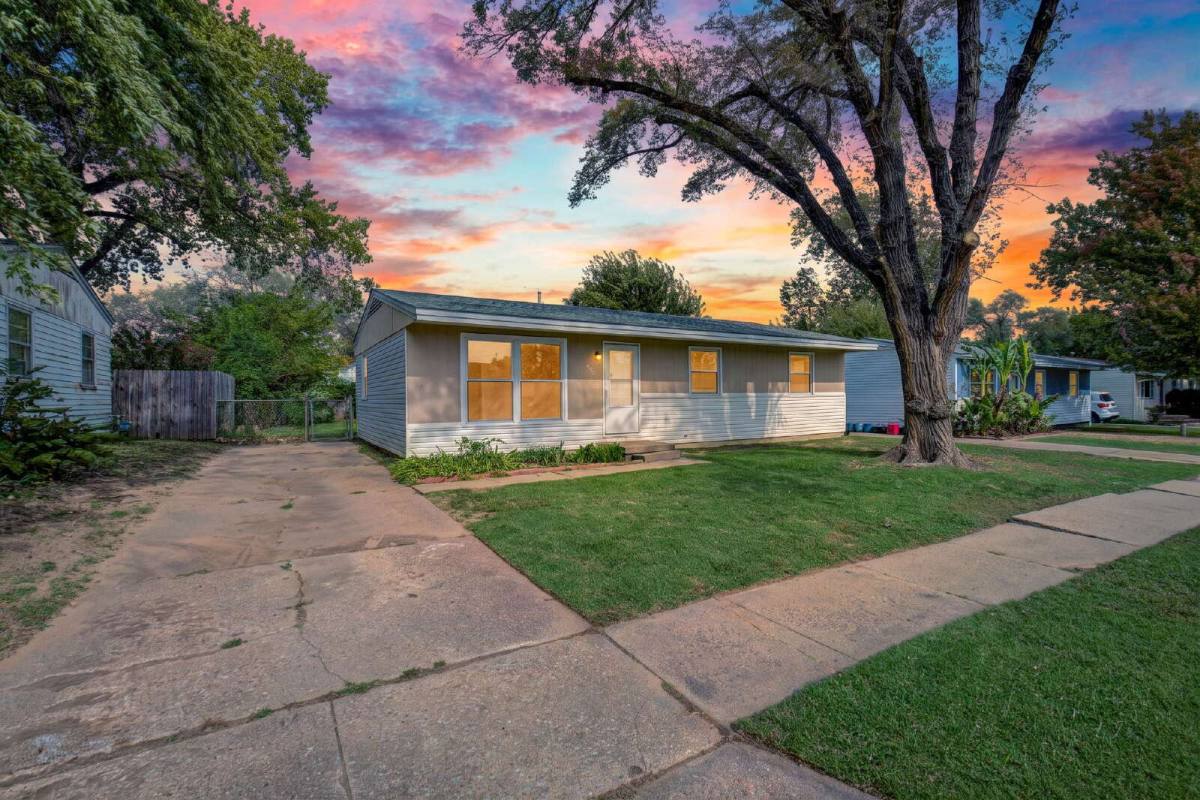 House for rent at 440 W 7th St, Haysville, KS 67060