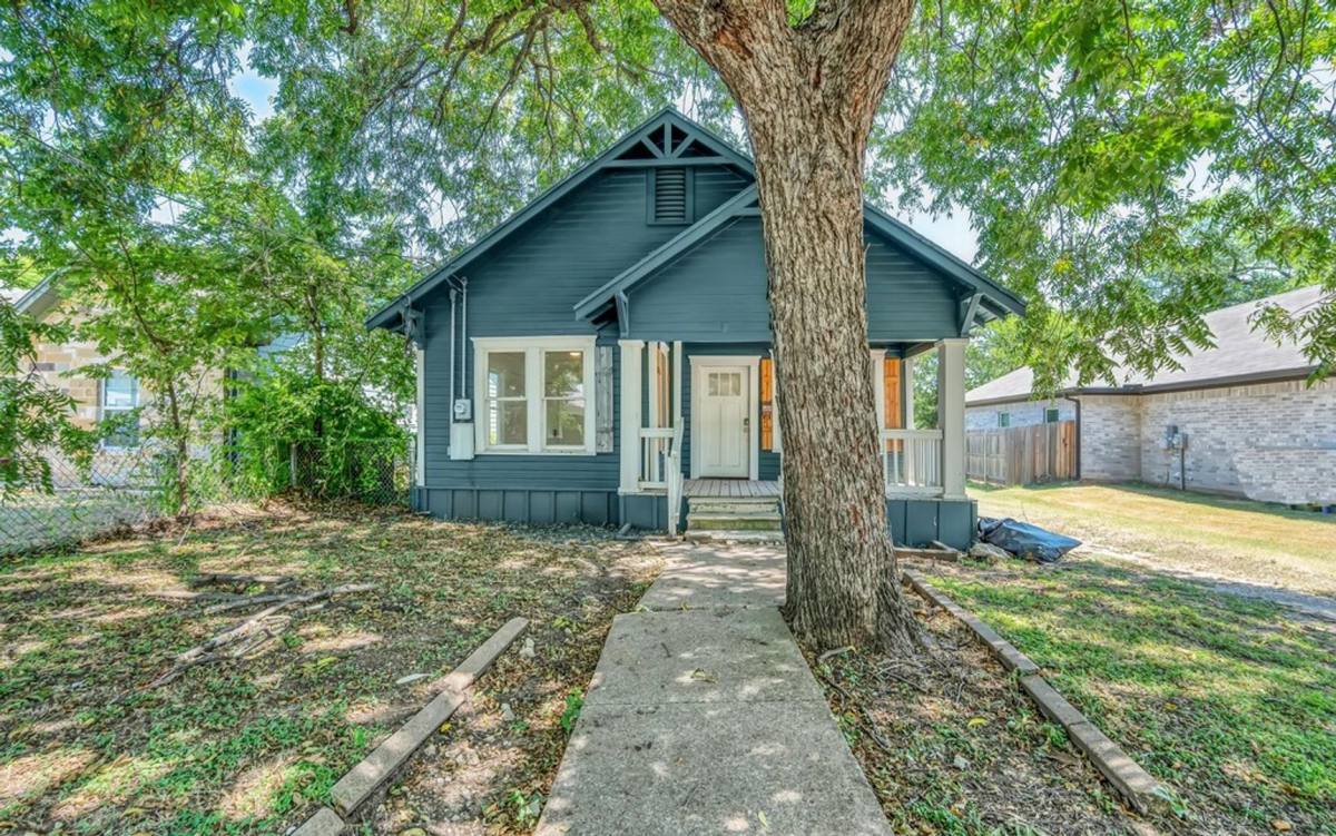 House for rent at 909 N 10th St, Waco, TX 76707