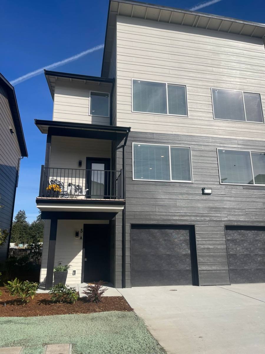 Townhouse for rent at The Woodlands Townhomes, 14122 Canyon Rd E, Puyallup, WA 98373