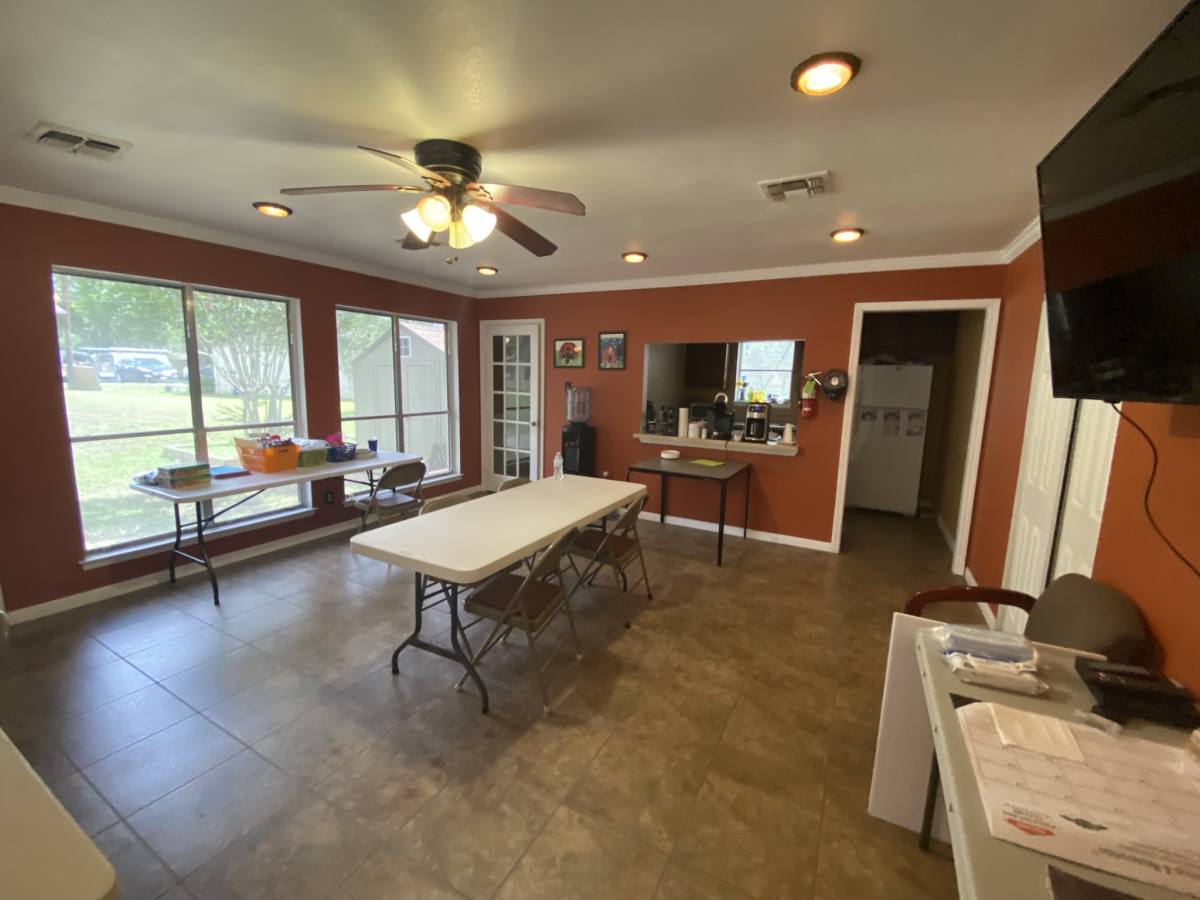 221 Peach St, Luling, TX 78648 - Apartment for Rent - Image 4