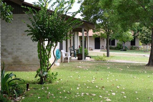 221 Peach St, Luling, TX 78648 - Apartment for Rent