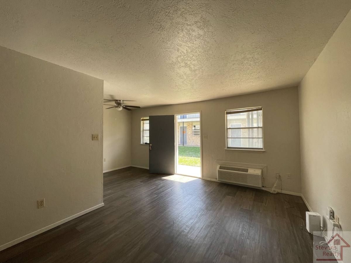 Apartment for rent at 1502 NW Kingsbury Ave #11, Lawton, OK 73507