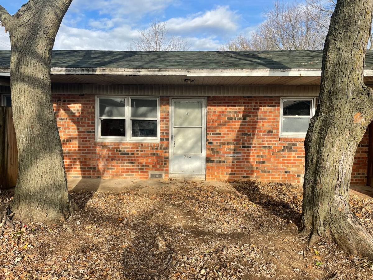 Apartment for rent at 209 S Oak Cliff Dr, Strafford, MO 65757