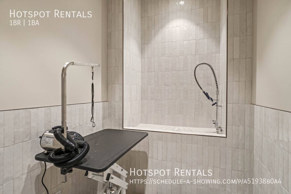 Apartment for rent at 513 S Damen Ave, Chicago, IL 60612