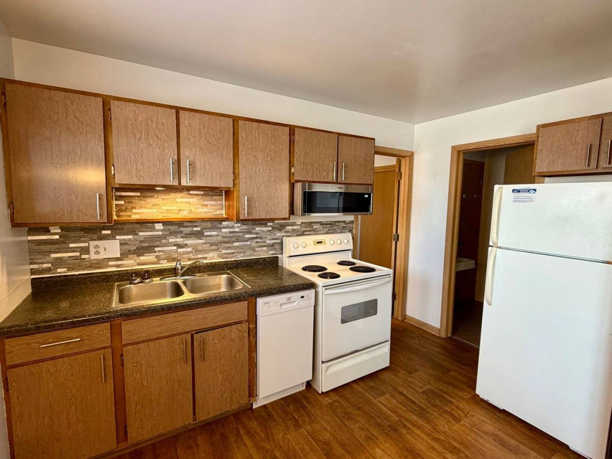 1100 Sunset Blvd, Stevens Point, WI 54481 - Apartment for Rent - Image 1