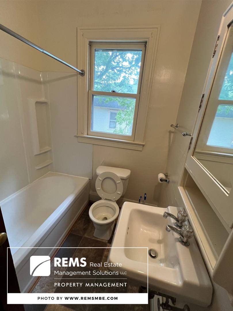 407 2nd St, Baraboo, WI 53913 - Apartment for Rent - Image 4