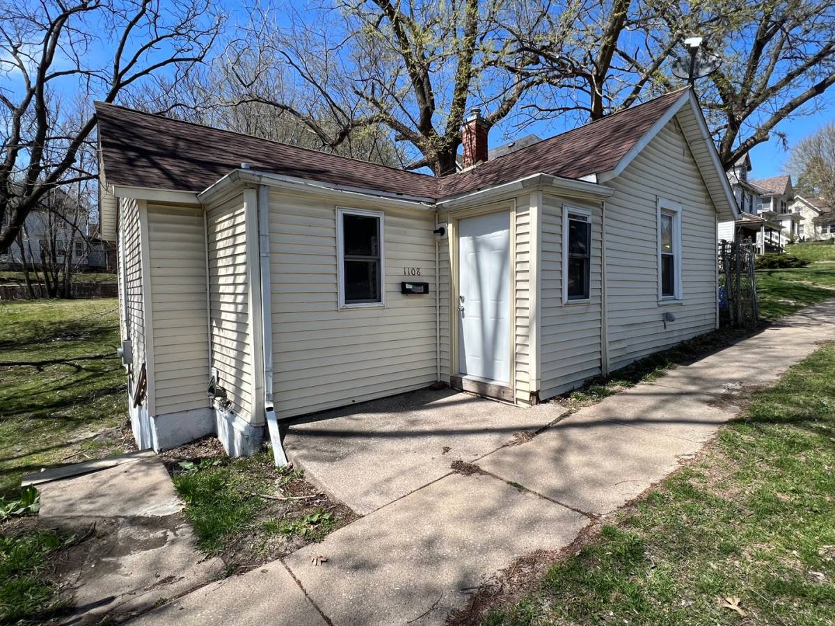 House for rent at 1108 Gaines St, Davenport, IA 52804