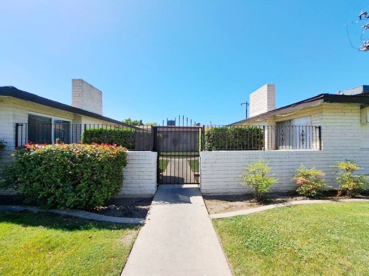 Apartment for rent at 4420-4422 E Sierra Madre Ave, Fresno, CA 93726
