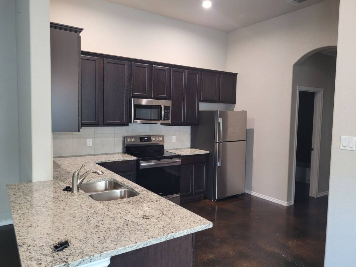 1106 Burek Cross, Seguin, TX 78155 - Townhouse for Rent - Image 2