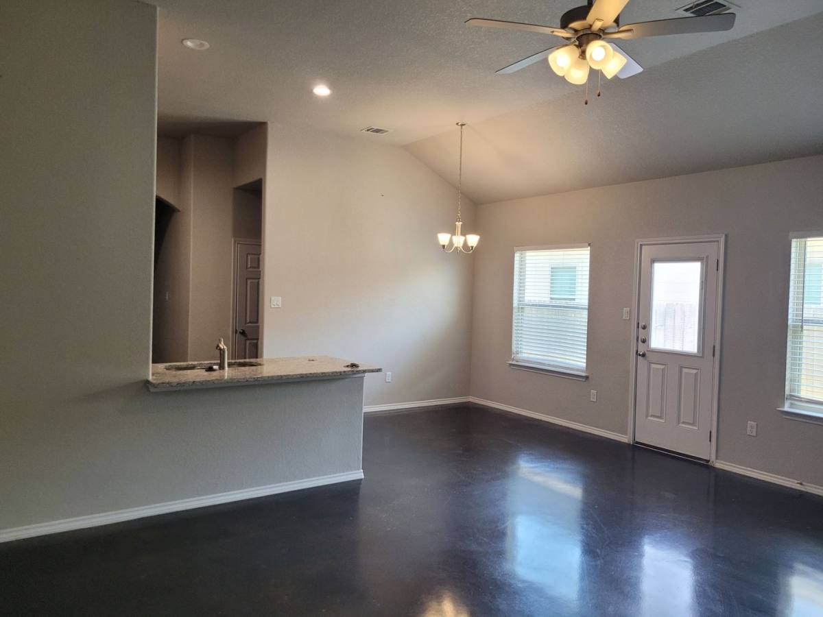 1106 Burek Cross, Seguin, TX 78155 - Townhouse for Rent - Image 4