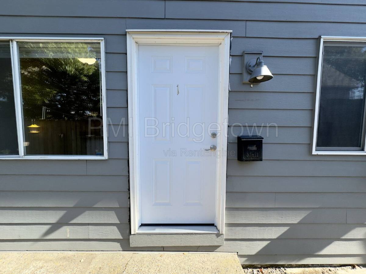 Apartment for rent at 5507 SE Lafayette St #1, Portland, OR 97206