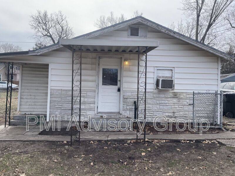 House for rent at 323 1/2 SW Lindenwood Ave, Topeka, KS 66606