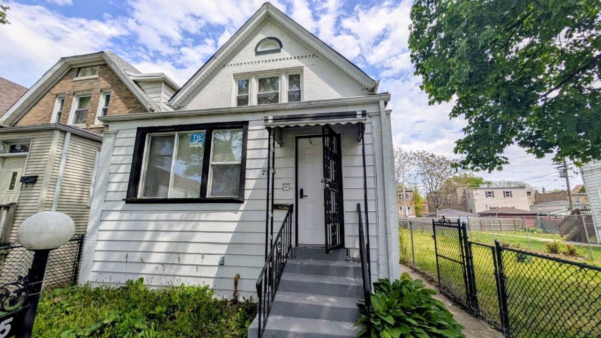 Apartment for rent at 7315 S Kenwood Ave, Chicago, IL 60619
