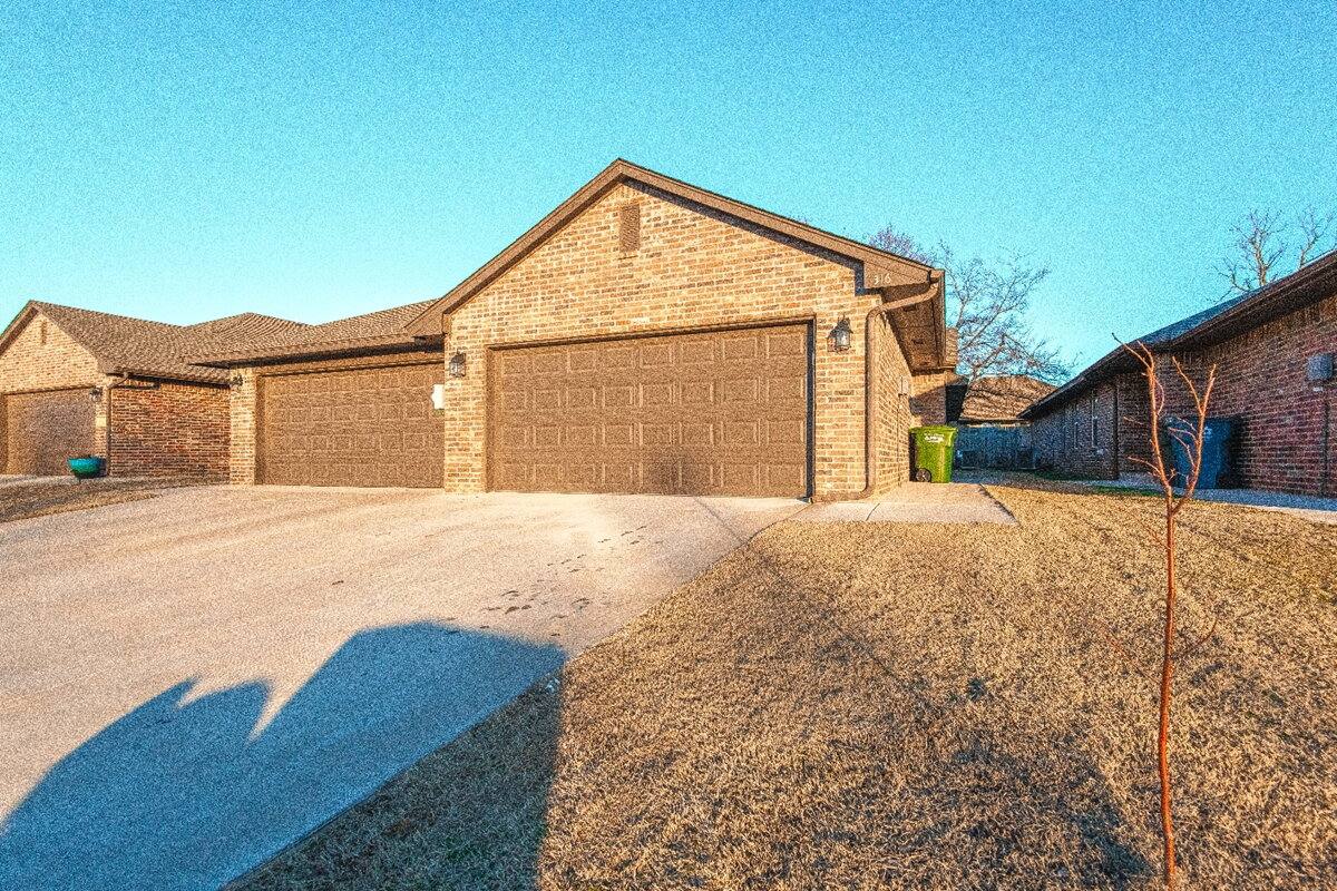 House for rent at 316 Chalk Hill Court, Edmond, OK 73003