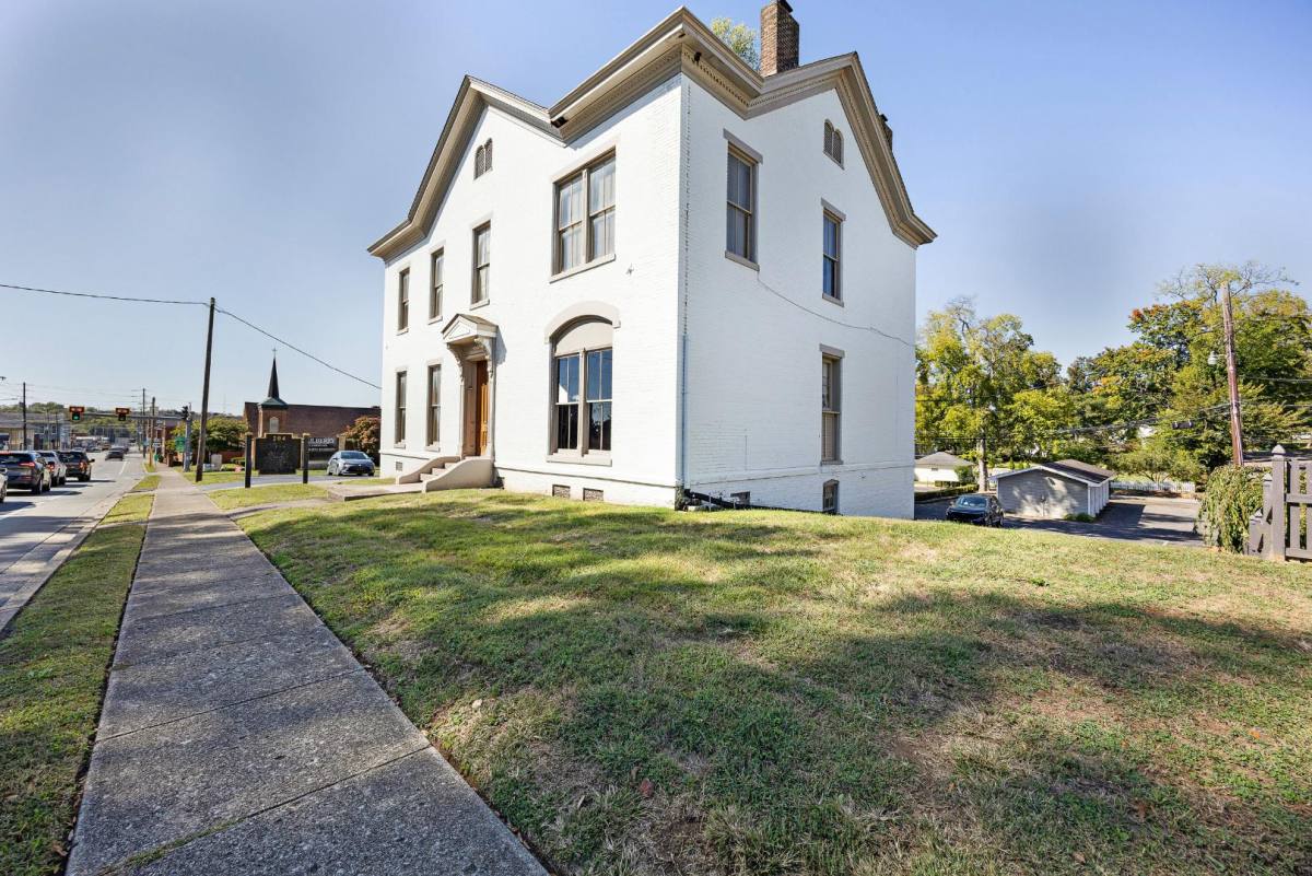 204 N Mulberry St #1, Elizabethtown, KY 42701 - Apartment for Rent - Image 4
