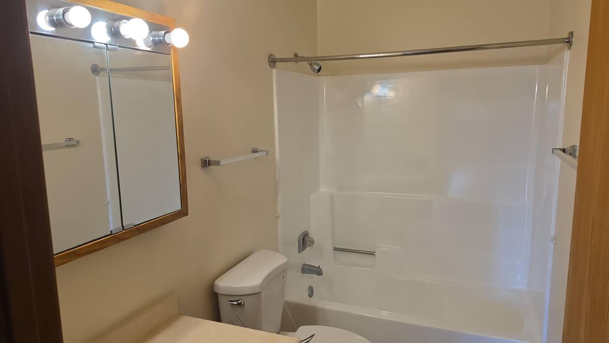 621 N Lincoln St, Elkhorn, WI 53121 - Apartment for Rent - Image 5