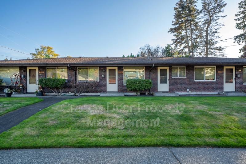 Townhouse for rent at 1406 W Pioneer Ave #1, Puyallup, WA 98371