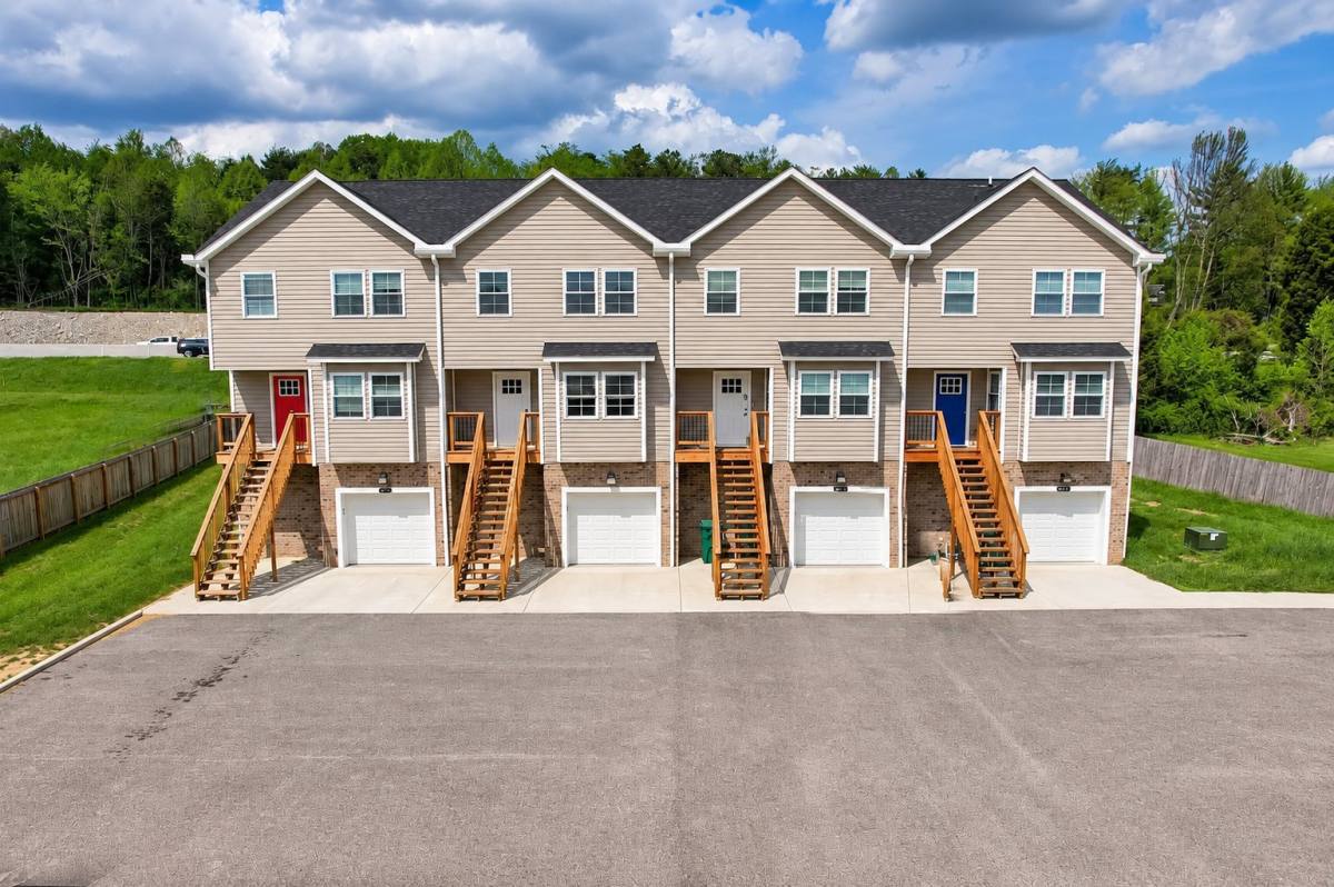 Townhouse for rent at 9073 Teays Valley Rd, Scott Depot, WV 25560
