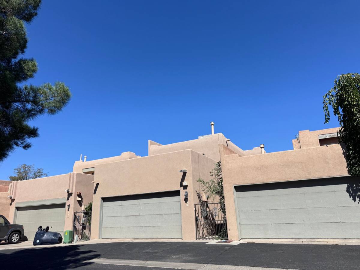 Townhouse for rent at 850 SE Circle NW, Albuquerque, NM 87104
