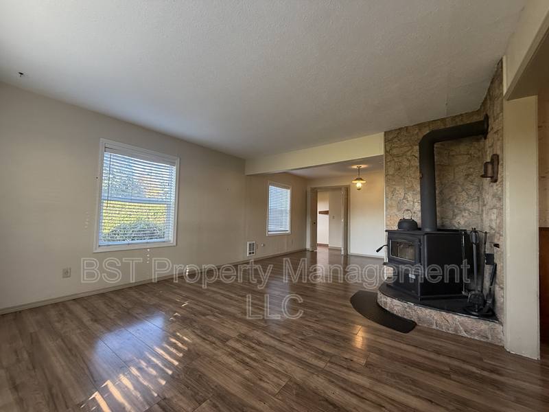 2678 Drift Creek Rd NE, Silverton, OR 97381 - House for Rent - Image 3