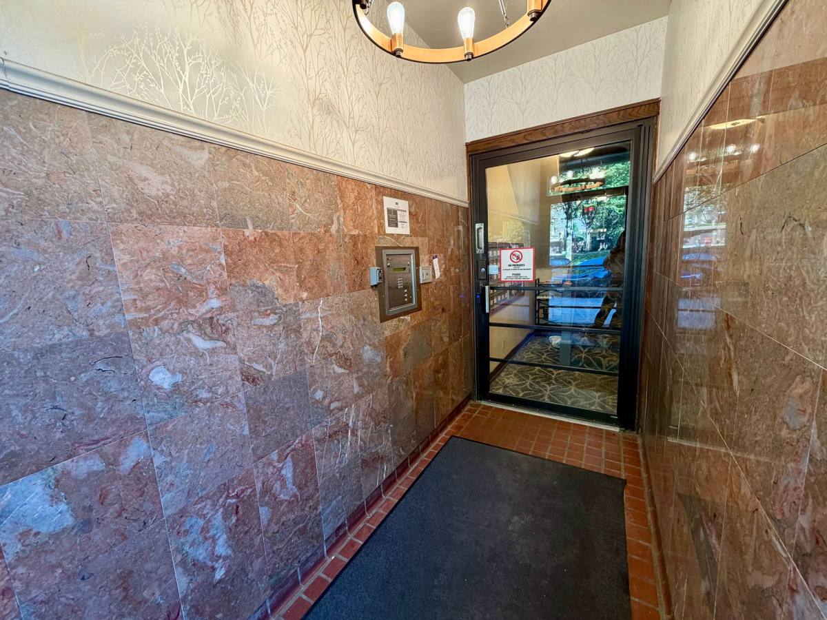 La Shall, 913 E Kilbourn Ave, Milwaukee, WI 53202 - Apartment for Rent - Image 2
