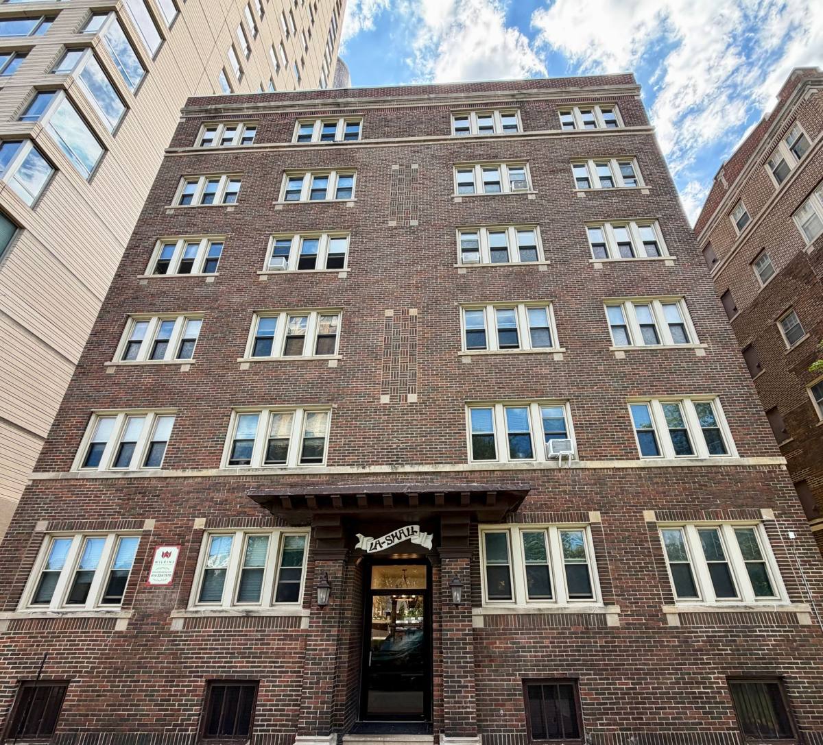 La Shall, 913 E Kilbourn Ave, Milwaukee, WI 53202 - Apartment for Rent