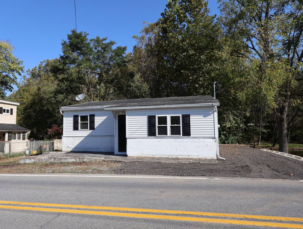 House for rent at 647 S Chiques Rd, Manheim, PA 17545