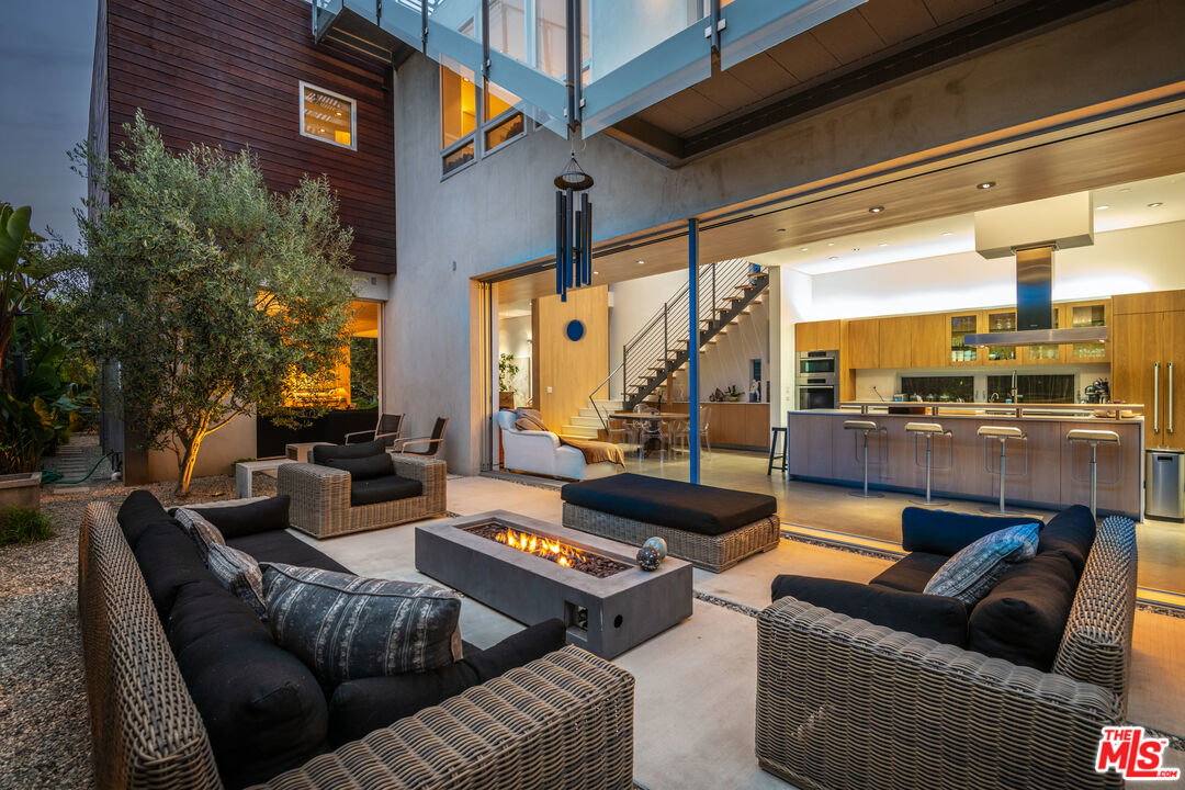 716 Brooks Ave, Venice, CA 90291 - House for Rent - Image 1