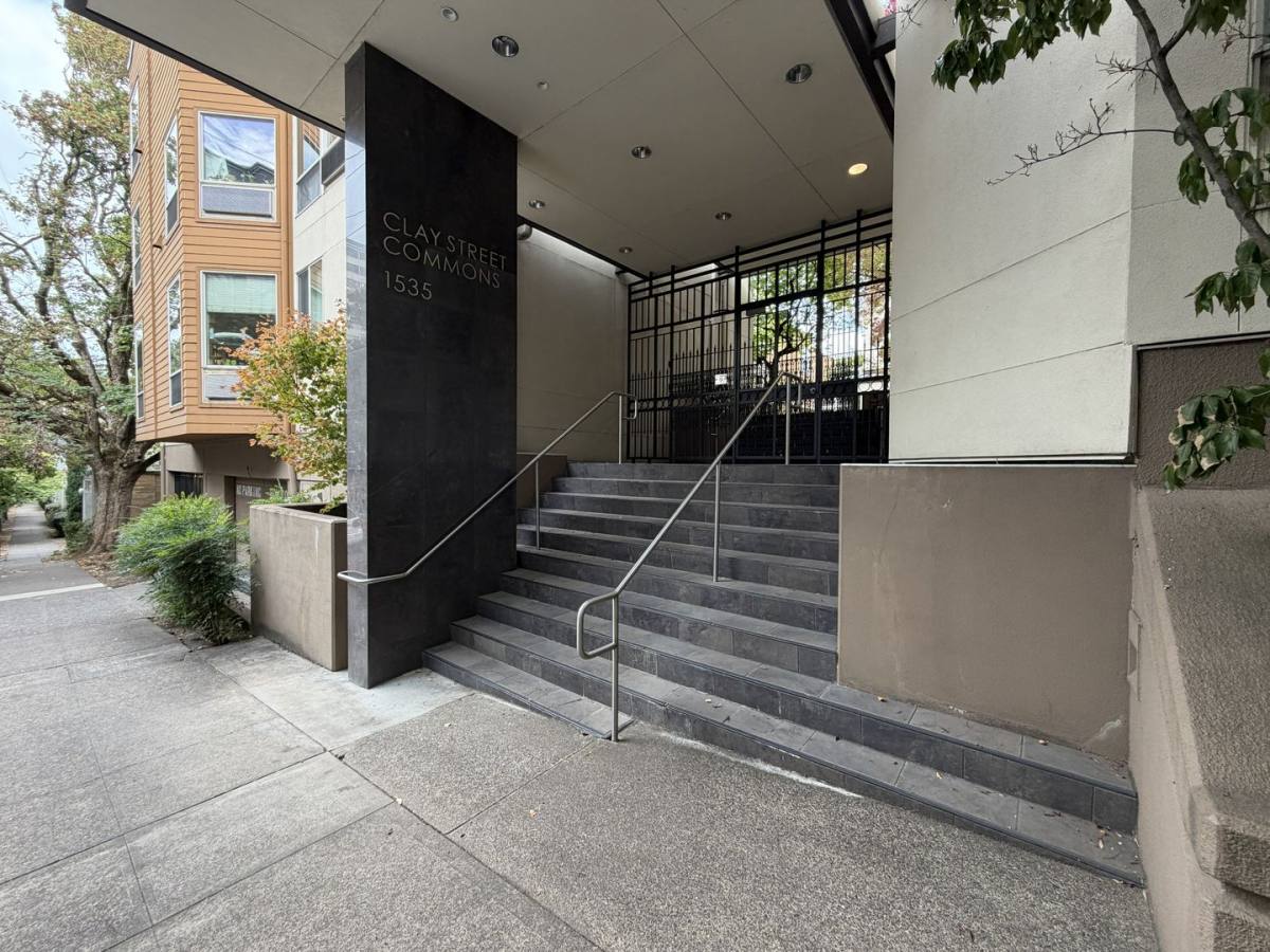 Condo for rent at 1535 SW Clay St #301, Portland, OR 97201