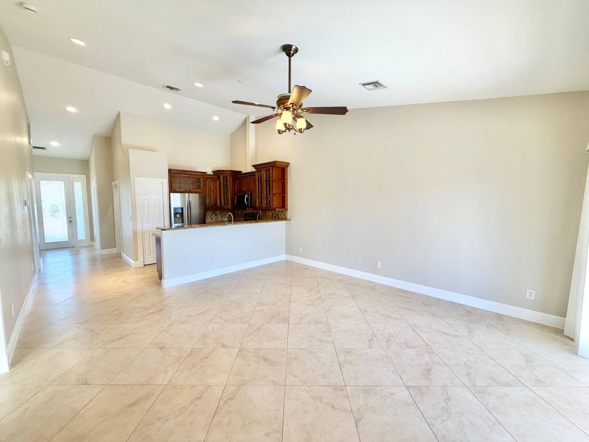 5220 28th Place SW, Naples, FL 34116 - Apartment for Rent - Image 4
