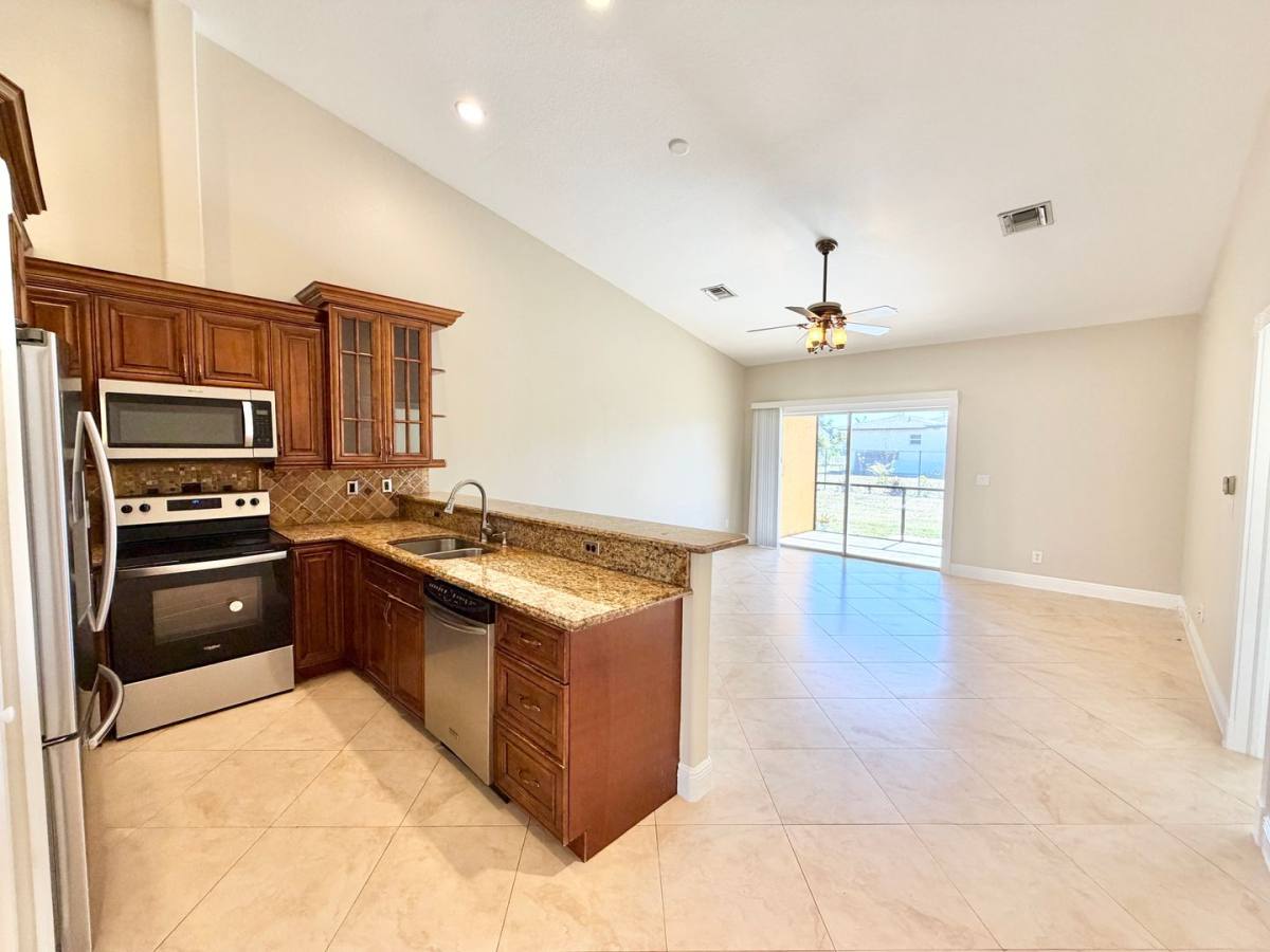 5220 28th Place SW, Naples, FL 34116 - Apartment for Rent - Image 2