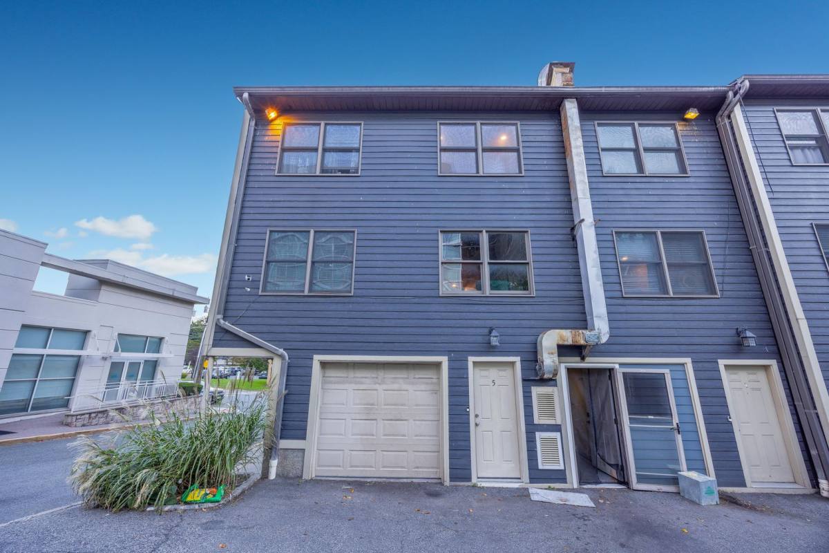 Apartment for rent at 272 Old River Rd, Edgewater, NJ 07020
