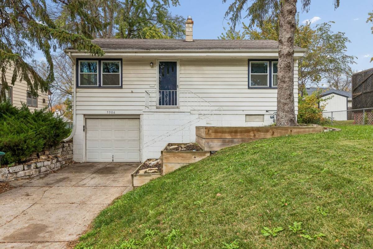 House for rent at 5906 Pratt St, Omaha, NE 68104