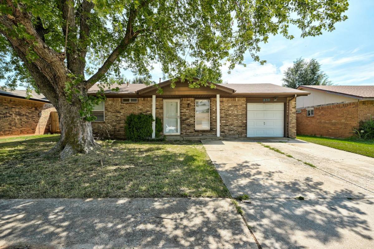 House for rent at 830 W Perry Dr, Mustang, OK 73064