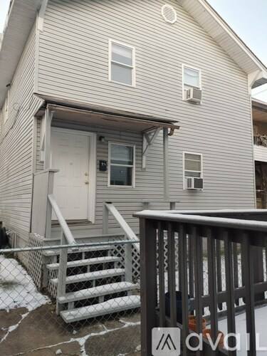 House for rent at 816 1/2 Main St, Charleston, WV 25302