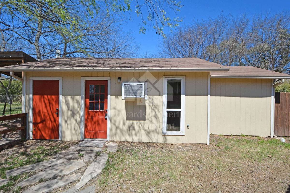 3174 Boon St, Seguin, TX 78155 - House for Rent - Image 2