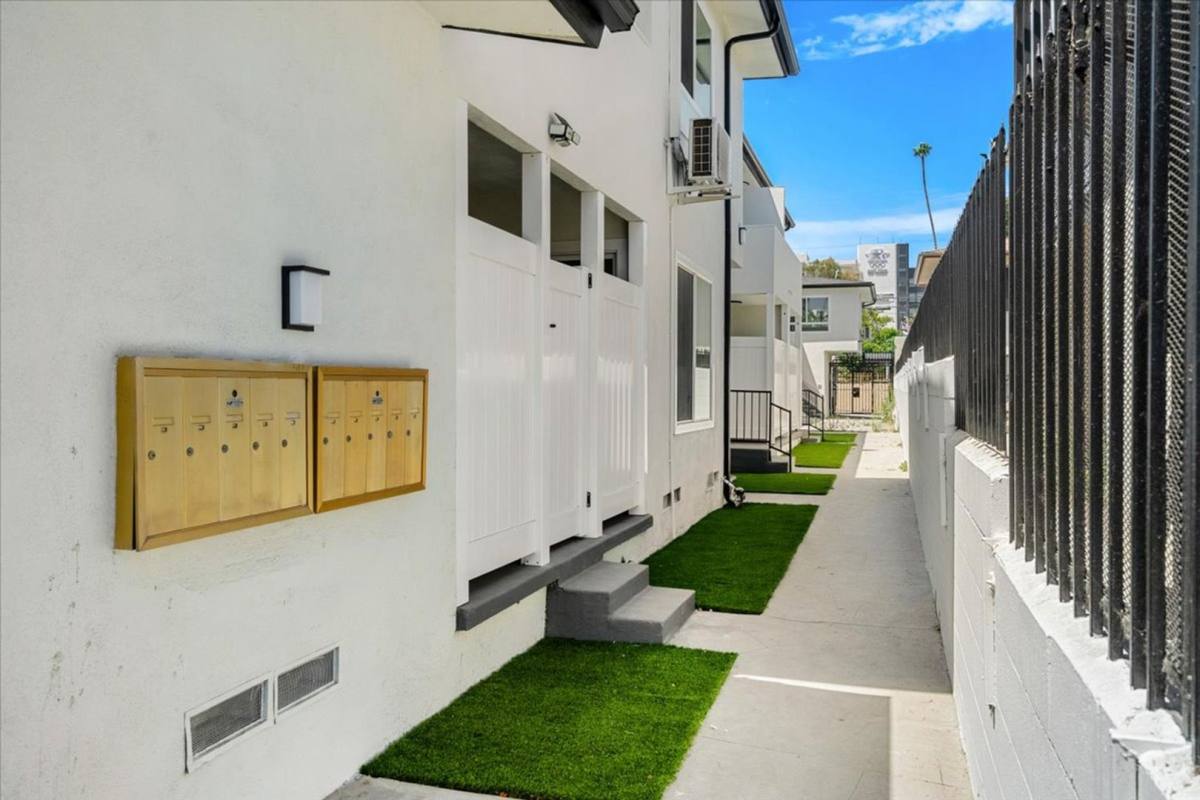 317 E 97th St, Inglewood, CA 90301 - Apartment for Rent - Image 2