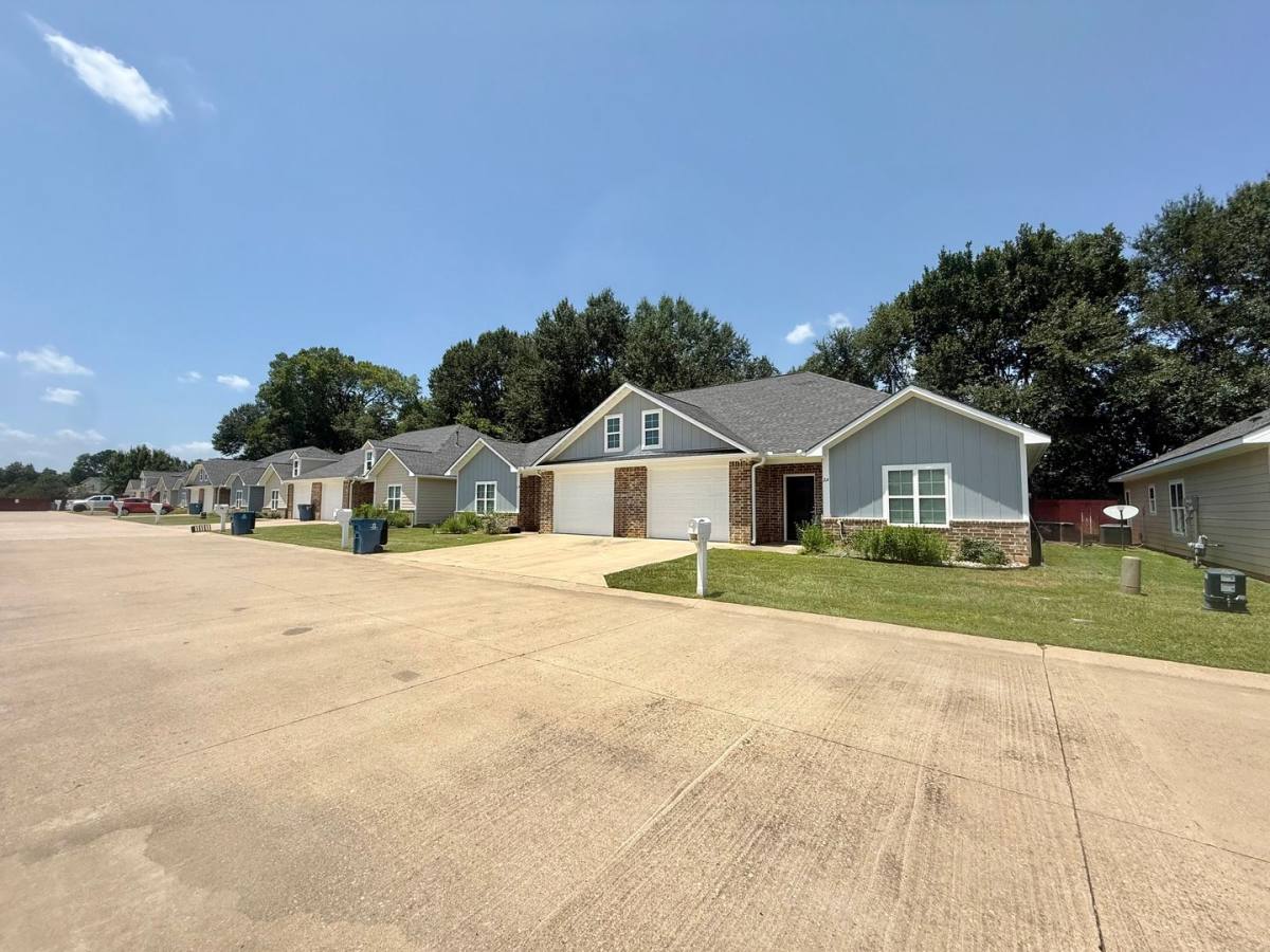 818 St Highway 110 S, Whitehouse, TX 75791 - Townhouse for Rent - Image 1