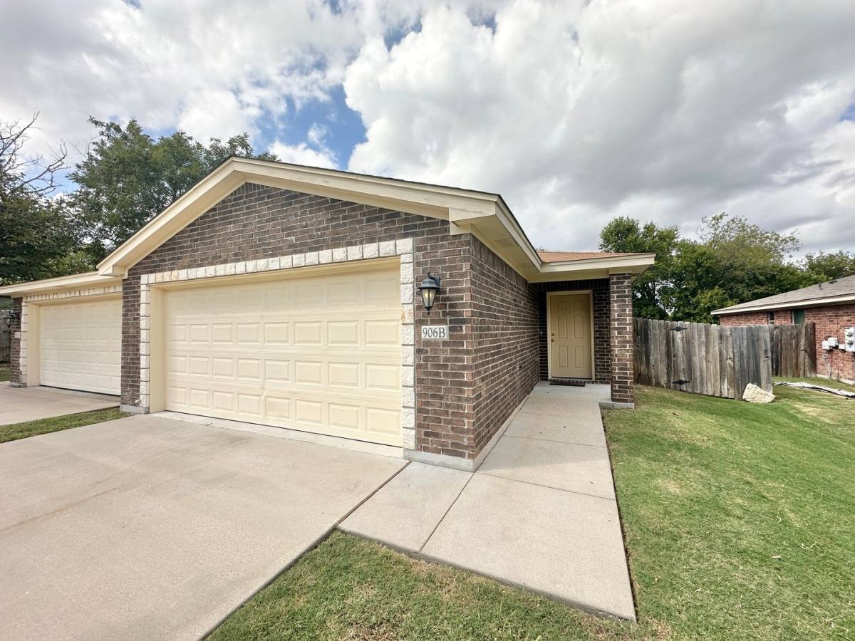 906 A McClure Dr, Harker Heights, TX 76548 - Townhouse for Rent - Image 2