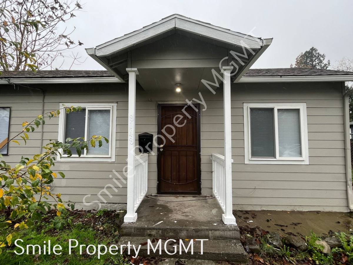 House for rent at 8148 SE Claybourne St, Portland, OR 97206