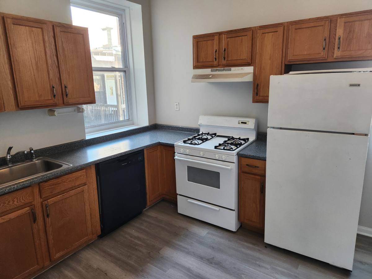 Apartment for rent at 664 W Oakdale Ave #3, Chicago, IL 60657