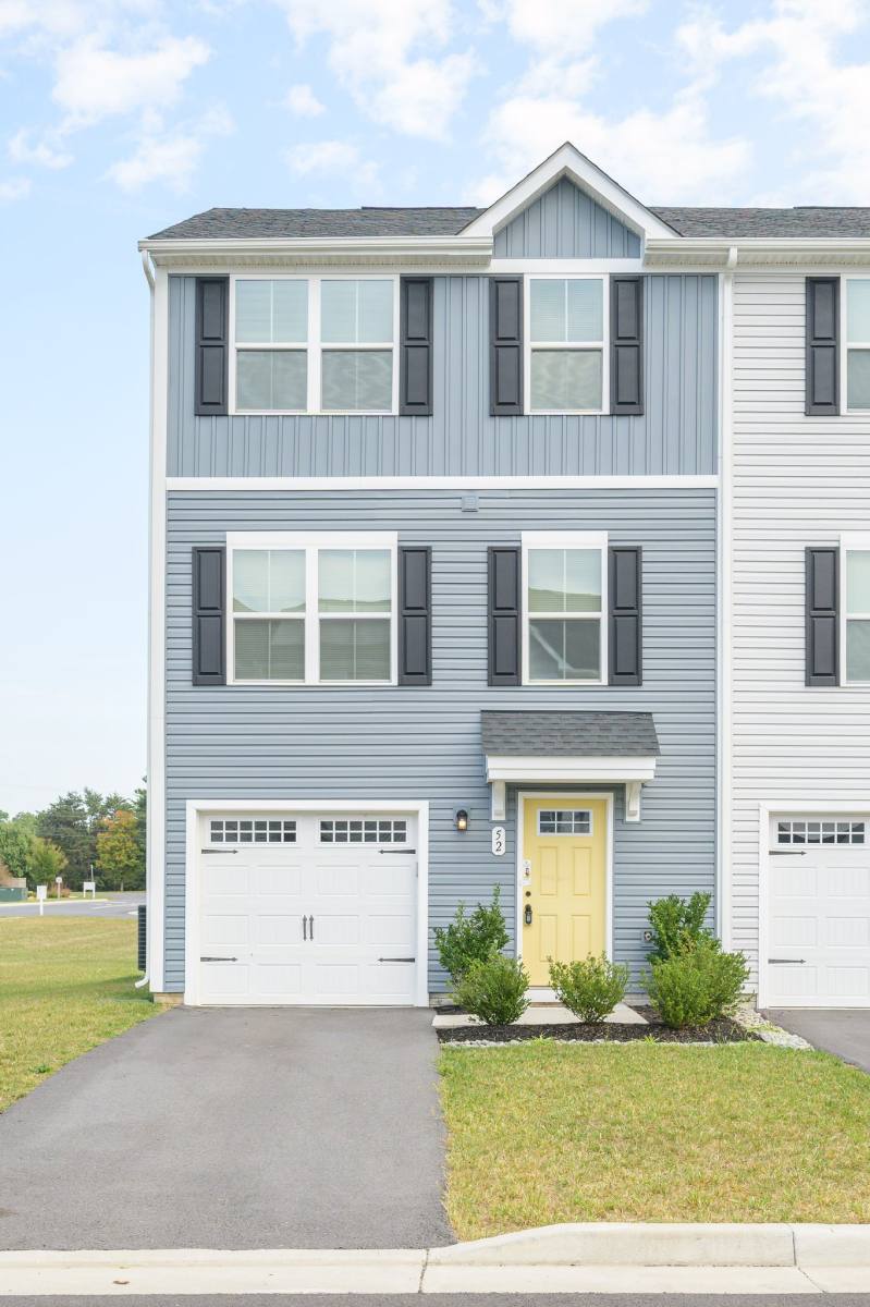 Townhouse for rent at 52 Shubunkin Rd, Inwood, WV 25428