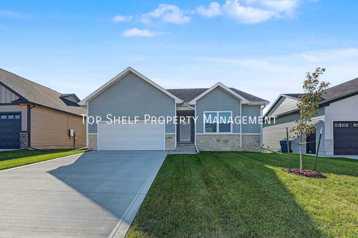 House for rent at 8914 Hickory Dr, Urbandale, IA 50322
