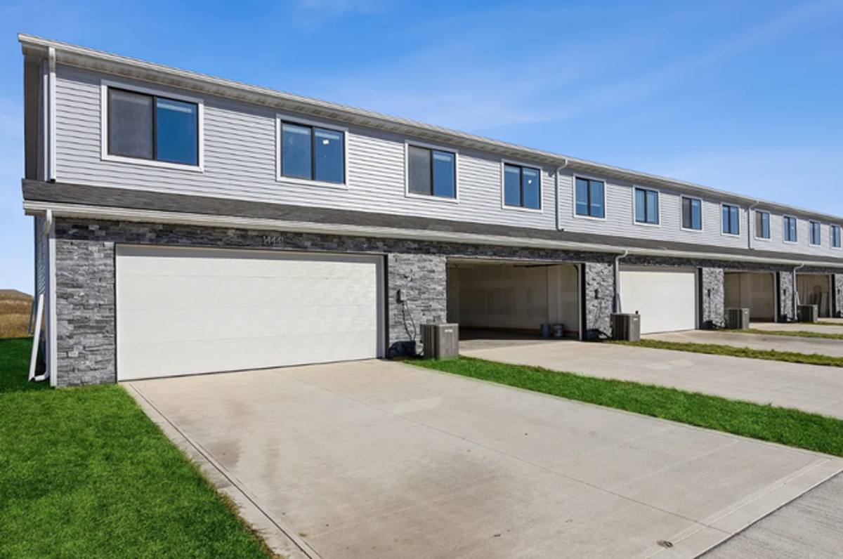 Townhouse for rent at 14424 Springbrook Trail, Urbandale, IA 50323