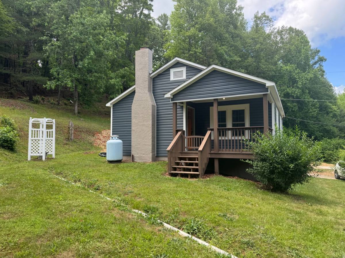 House for rent at 2050 Blowing Rock Blvd, Lenoir, NC 28645