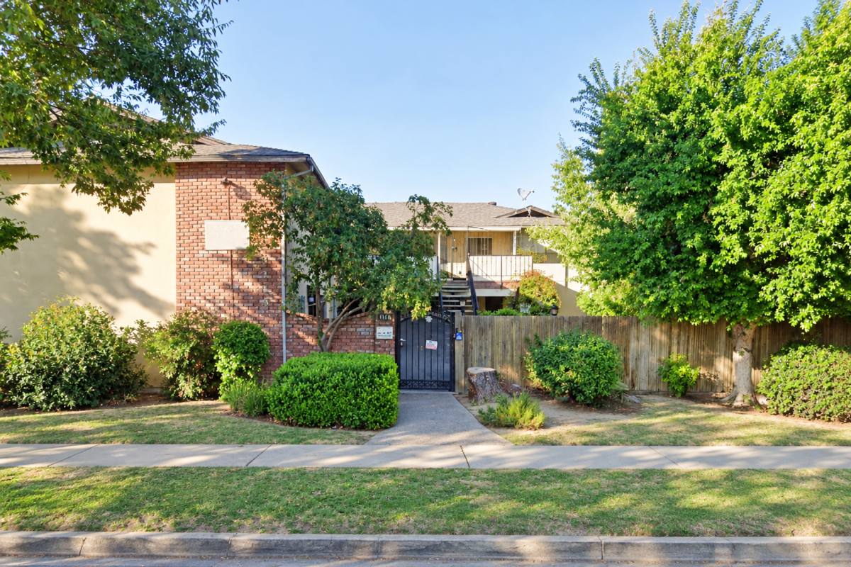 Townhouse for rent at 3349 E Sierra Madre Ave, Fresno, CA 93726